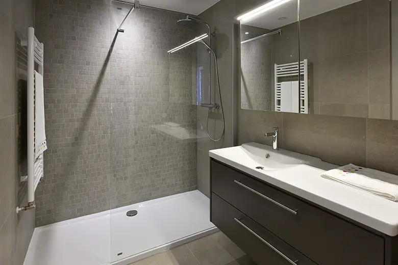 Salle de bain d'un appartement de la Résidence Valentine